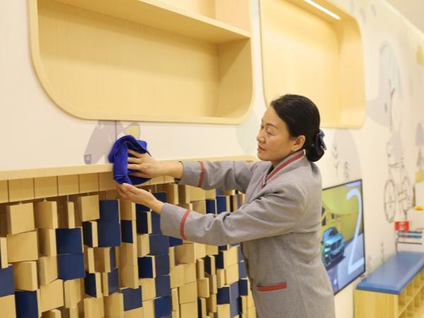 為什么現(xiàn)在學(xué)校都把清潔工作都外包了？